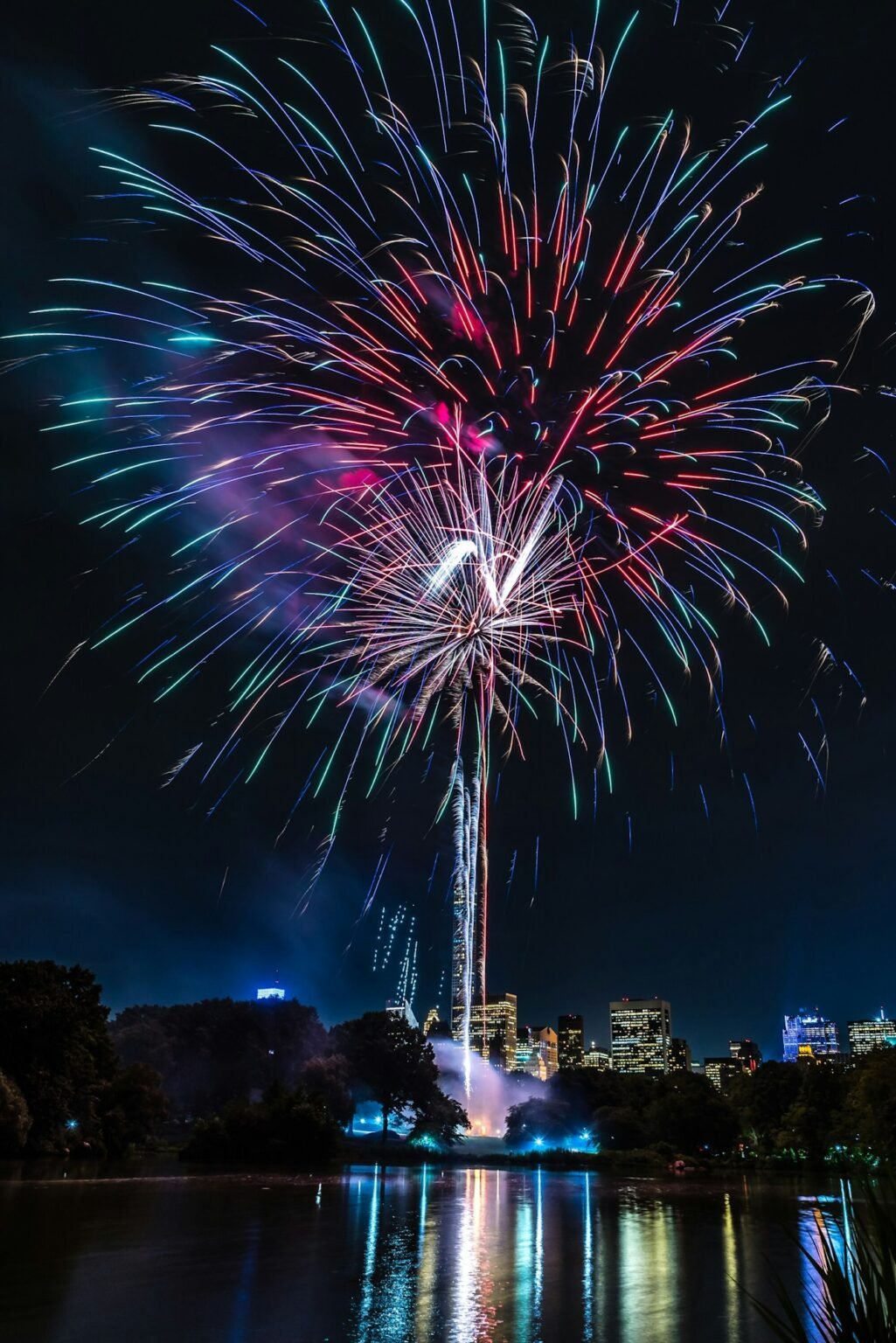 Dazzling fireworks lighting up the night sky at an outdoor wedding in Dubai, UAE | Upshot SFX